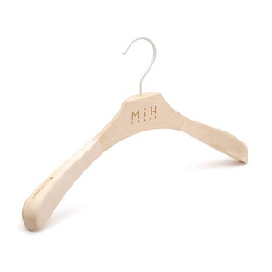 Ensemble <span class=keywords><strong>de</strong></span> cintres en bois naturel LINDON Boutique, cintres larges pour costumes, cintres <span class=keywords><strong>de</strong></span> luxe personnalisés - Product Image 3