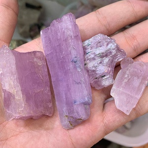 All'ingrosso naturale <span class=keywords><strong>kunzite</strong></span> cristalli di <span class=keywords><strong>pietra</strong></span> ruvida <span class=keywords><strong>pietra</strong></span> di guarigione <span class=keywords><strong>kunzite</strong></span> per fengshui - Product Image 1