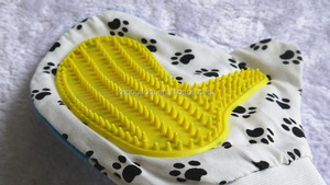 Guante de tela con forma de pata estampada mascota perro gato Animal cachorro aseo peine de masaje con masajeador TPR suave - Product Image 4