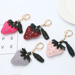 Nouveauté Porte-clés en cuir avec pompon en forme de fraise Porte-clés en cuir verni en forme de fraise - Product Image 4