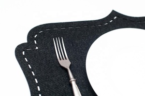 Tovaglietta moderna resistente al calore in feltro nero Premium - Product Image 4