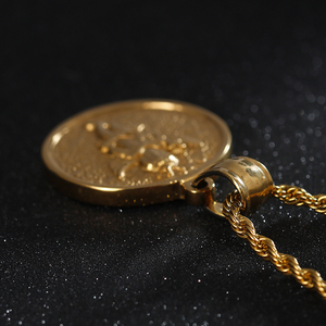 Collier KALEN de haute qualité avec pendentif rond en forme de petite personne avec couronne et ailes en acier inoxydable - Product Image 6