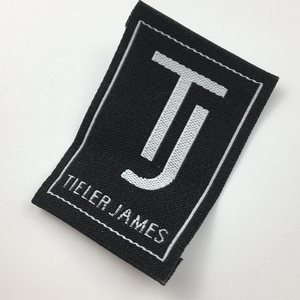 Étiquette de foulard en tissu brodé avec logo de marque personnalisé - Product Image 3