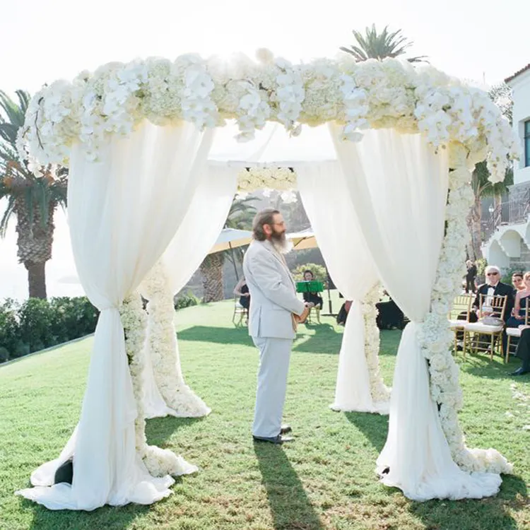 Fundos de cerimônia branca para o ar livre, decoração de mandap floral de casamento