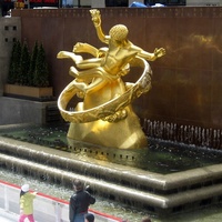 Sculpture de fontaine en bronze homme Prométhée, grande taille, personnalisable, pour jardin extérieur, en métal, fabriquée par fonderie d'art en bronze par procédé de moulage à la cire perdue