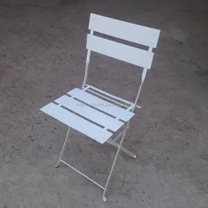 <span class=keywords><strong>Chaise</strong></span> pliante de <span class=keywords><strong>bistrot</strong></span> français en <span class=keywords><strong>métal</strong></span> blanc avec siège en <span class=keywords><strong>bois</strong></span> à lattes - Product Image 1