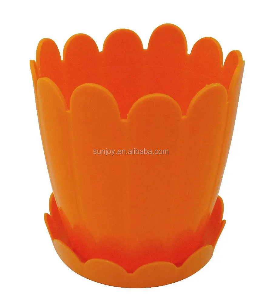 ソーサー付きオレンジ色のプラスチック鍋