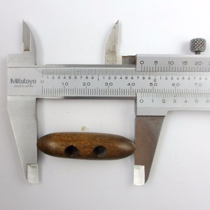 Pulsante in legno a 2 fori per cucire con tecnica di copertura per cappotti - Product Image 3