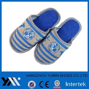 invierno cálido con zapatillas de fútbol impresa - Product Image 1