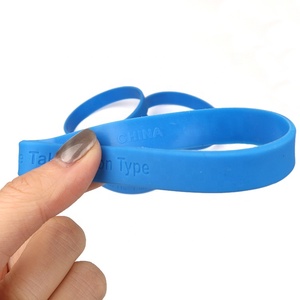 Bracelets de festival personnalisés Cool Design gravé en relief avec logo en forme de nom Bracelets en silicone pour femmes - Product Image 3