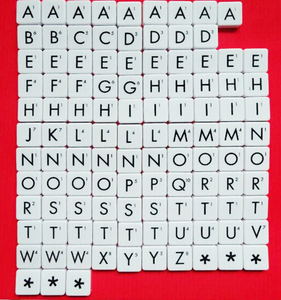 110 pièces de lettres en plastique vintage anglaises pour le jeu de <span class=keywords><strong>Scrabble</strong></span> - Product Image 1