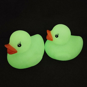 Vente en gros <span class=keywords><strong>de</strong></span> mini canards en caoutchouc <span class=keywords><strong>lumineux</strong></span> à presser, jouets flottants en plastique pour le <span class=keywords><strong>bain</strong></span>, pour bébés et enfants - Product Image 2