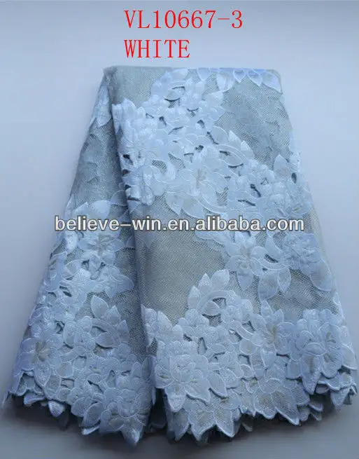 Tissu en dentelle suisse motif fleurs blanches, étoffe vintage coupée à la main pour robe de mariée