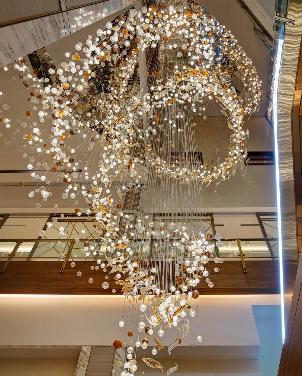 Изготовленная на заказ художественная стеклянная большая люстра из пузырчатой пленки для вестибюля отеля, люстра для бальной комнаты, Подвесная лампа для проектного освещения отеля