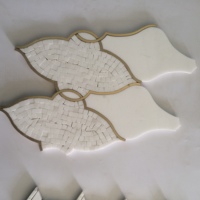 Tunique verte à motif de lanterne, thassos grec, ornée de marbre blanc et laiton