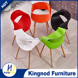 <span class=keywords><strong>Sedie</strong></span> Ovali a Forma di Uovo con Schienale <span class=keywords><strong>in</strong></span> Plastica Colorata e Gambe <span class=keywords><strong>in</strong></span> <span class=keywords><strong>Legno</strong></span> <span class=keywords><strong>in</strong></span> Vendita - Product Image 6