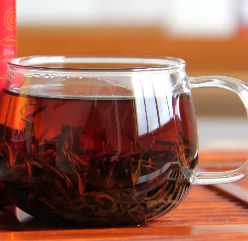 Стакан черного чая. Чай черный. Чай черный в стакане. Красивый чёрный чай. Крепкий черный чай.