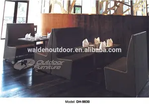 يستخدم مطعم في الهواء الطلق الأثاث الخوص طاولة طعام ومقاعد البدلاء كرسي