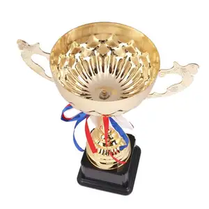 Fuente de la fábrica de diseño simple colección de fútbol figura trofeo deporte taza de trofeo de metal premios