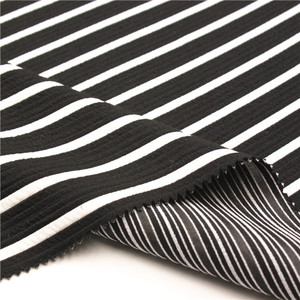 Tela jacquard de poliéster suave y económica con rayas blancas y negras para prendas de mujer, 2026 - Product Image 2