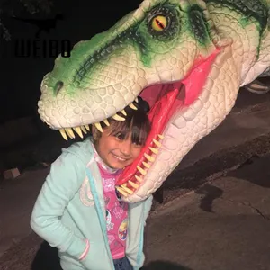 Satılık gerçekçi dinozor kral kostüm ile yürüyüş