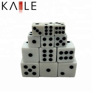 Dadi acrilici bianchi da 16mm all'ingrosso con angoli quadrati dritti a punto nero con bordi affilati accetta un design personalizzato per giocare - Product Image 2