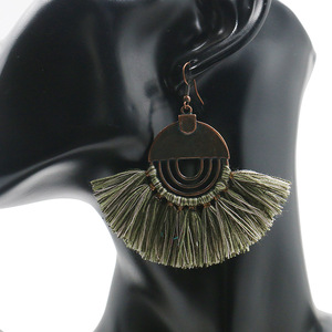 YWMT <span class=keywords><strong>2026</strong></span> Groothandel Nieuwste Vintage Folk Fan Legering Metaal 18K Verguld Bohemian Hangende Charm Oorbellen voor Vrouwen - Product Image 3