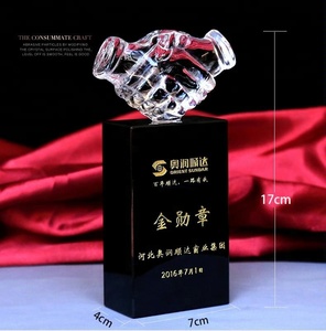 Venta al por mayor logotipo personalizado diseño pulgares de cristal con forma de escudo de cristal premios - Product Image 4