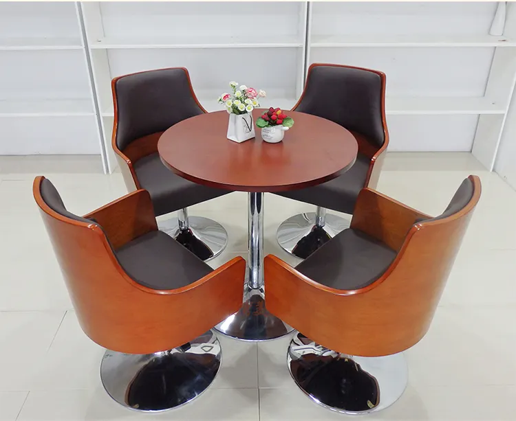 Красочные кофейные столики и стулья в ресторане кожаные и деревянные стулья