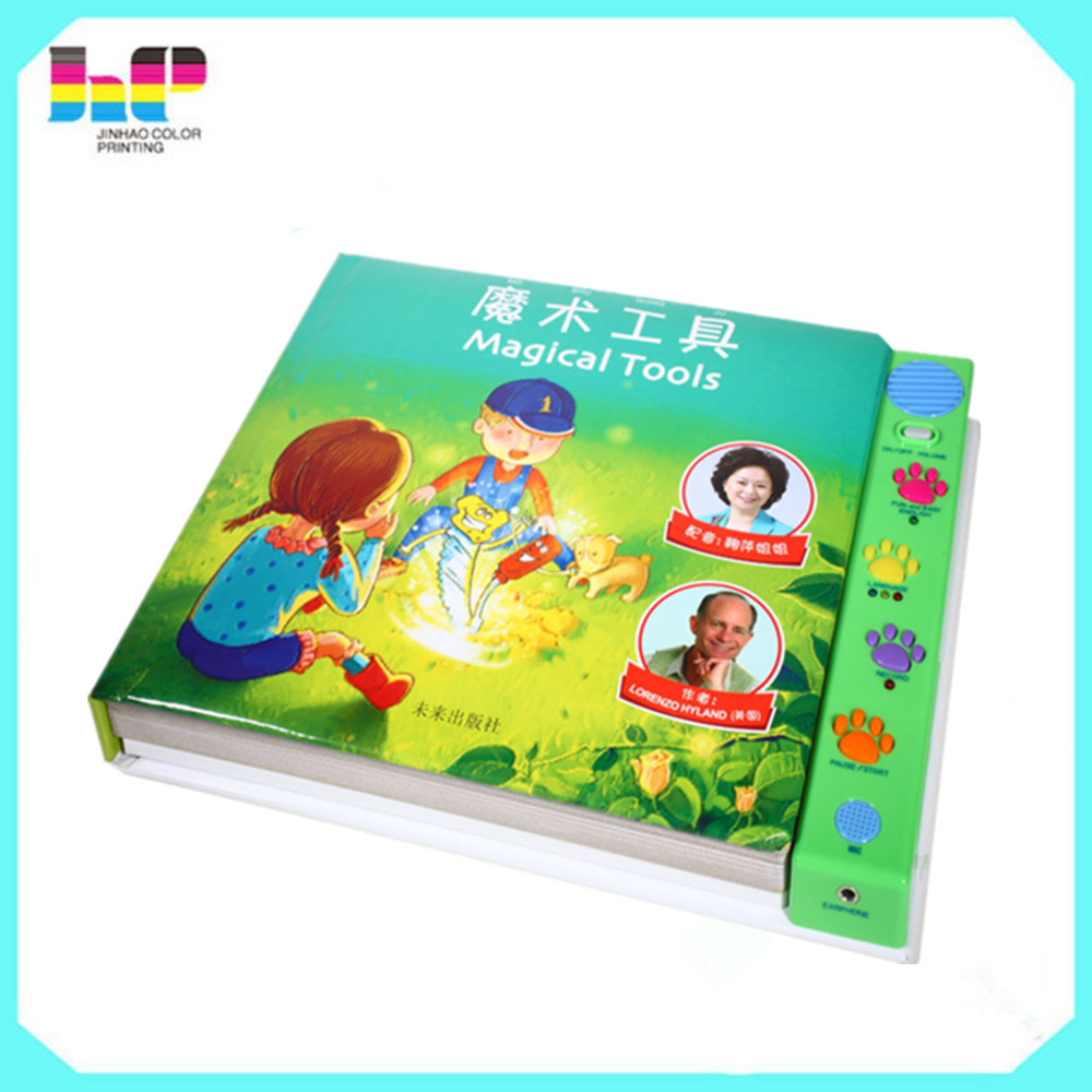 Enfants push bouton l'impression de livres sonores