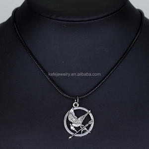 <span class=keywords><strong>Los</strong></span> <span class=keywords><strong>Juegos</strong></span> <span class=keywords><strong>del</strong></span> <span class=keywords><strong>Hambre</strong></span> Inspiró Cataching Fire Bird Colgante Collar de Cuero de LA PU - Product Image 2