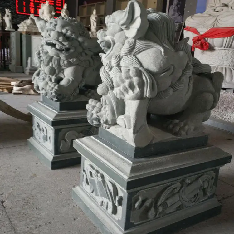 Estatua de Leones de piedra pequeña en stock