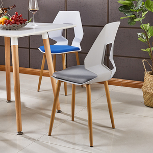 Contemporain de luxe en plastique blanc moderne <span class=keywords><strong>4</strong></span> places à manger tables <span class=keywords><strong>et</strong></span> <span class=keywords><strong>chaises</strong></span> avec <span class=keywords><strong>pieds</strong></span> en bois massif - Product Image 4