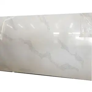 Comptoir en pierre de Quartz Calacatta blanc et carreaux découpés à la taille