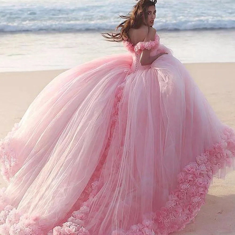 فستان زفاف أنيق بتصميم الأميرة وقلب جميل مزين بزهور ووردي مناسب للزفاف