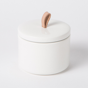 Contenitore per Candele in <span class=keywords><strong>Ceramica</strong></span> <span class=keywords><strong>Bianca</strong></span> di Lusso con Coperchio in <span class=keywords><strong>Ceramica</strong></span> e Cinghia in Pelle - Product Image 1