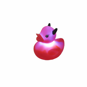 Venda quente <span class=keywords><strong>Red</strong></span> Devil <span class=keywords><strong>Duck</strong></span> Rubber Toy LED Piscando Halloween <span class=keywords><strong>Duck</strong></span> Bath Toy