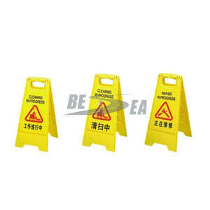No hay aparcamiento, Piso mojado seguridad advertencia barricadas y signos - Product Image 2