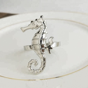 Anillo de servilleta de hipocampo de metal chapado en oro, anillos de servilleta de caballito de mar - Product Image 3