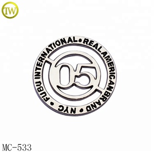 Approvisionnement d'usine émail lettre ronde étiquette étiquettes fabricant <span class=keywords><strong>creux</strong></span> logo marque vêtement couture logo plaque avec trous - Product Image 1