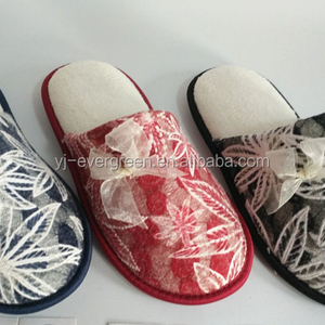 LE180289 bordado hojas casa zapatillas - Product Image 1