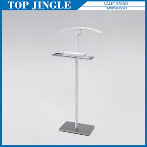 Soporte para traje de hombre con forma de cruz y base inoxidable - Product Image 1