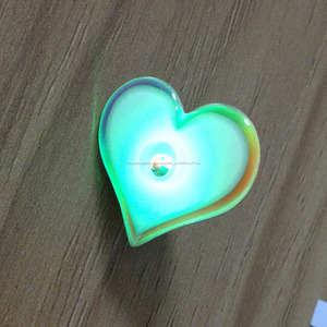 Forma de corazón de plástico llevó la insignia de la escuela con la galjanoplastia de plata para promocional - Product Image 5
