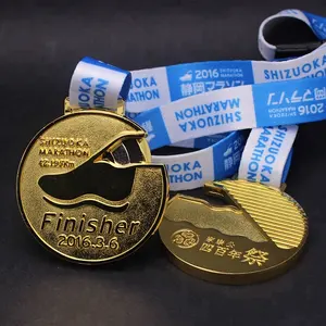 De Oro personalizado maratón medalla Finisher deportes medalla recuerdo premios medallas con cinta