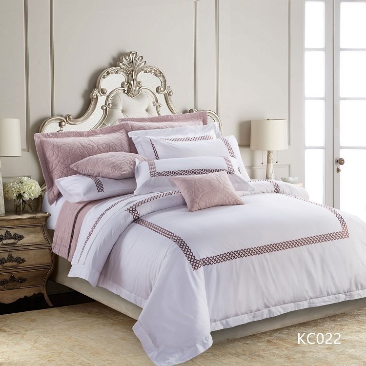KOSMOS dubai bordado de lujo de ropa de cama 90gsm de microfibra al por mayor precio cama edredón conjunto