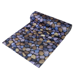 Rouleau de moquette commerciale 3D antidérapante en polyester avec technique de fabrication mécanique, lavable, avec support adhésif pour une meilleure adhérence. - Product Image 1