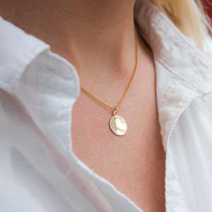 Personalizzato Oro Martellato Disc Collana per la Mamma Figlia, Regalo di giorno di Madri. - Product Image 4