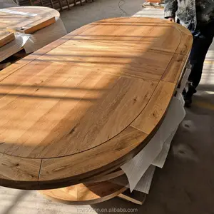 オーク材のベニヤ製ダイニングテーブル