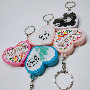 Biểu Tượng Tùy Chỉnh Chiếu Đèn Pin Nhựa Hình Trái Tim LED Đèn Pin Chiếu Torch Cho Quà Tặng Khuyến Mãi Carabiner Keychain - Product Image 2