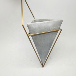 Rivet Suspendue D'intérieur Moderne Pyramide <span class=keywords><strong>Support</strong></span> <span class=keywords><strong>Mural</strong></span> Décor Planteur <span class=keywords><strong>Pot</strong></span> De Fleur Vase Avec <span class=keywords><strong>Support</strong></span> En Métal-7 Pouces Gris - Product Image 4